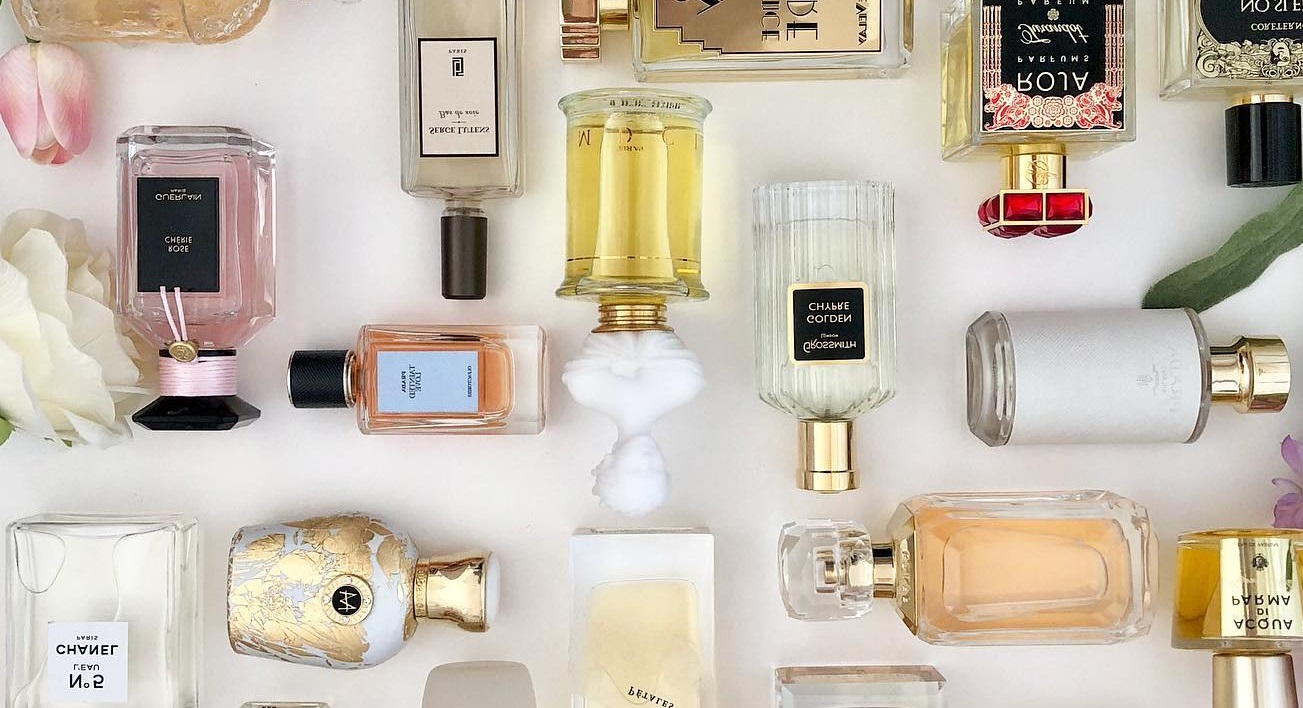 ترفند تشخیص عطر اصل از فیک برندهای بزرگ عطرسازی به سوددهی میلیارد دلاری رسیده‌اند اما هنوز هم نمی‌توانند جلوی تولید محصولات تقلبی را بگیرند؛ بنابراین، خریدار باید به نکاتی مختلف توجه کند و تشخیص عطر اصل از فیک را خودش انجام بدهد. اگر به‌دنبال خرید عطر هستید، بودیسه شاپ به شما کمک خواهد کرد تا هیچ هزینه برای محصولات غیر اصل پرداخت نکنید. در مقاله پیش‌رو، ترفندهای مفیدی برای تشخیص عطر اصل از محصولات فیک را بررسی کرده‌ایم.
